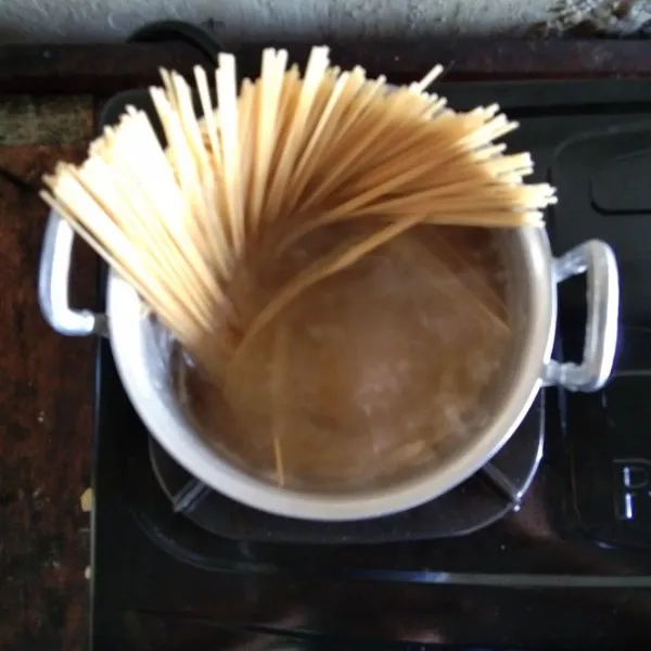 Rebus mie spaghetti hingga matang (20-30 menit).