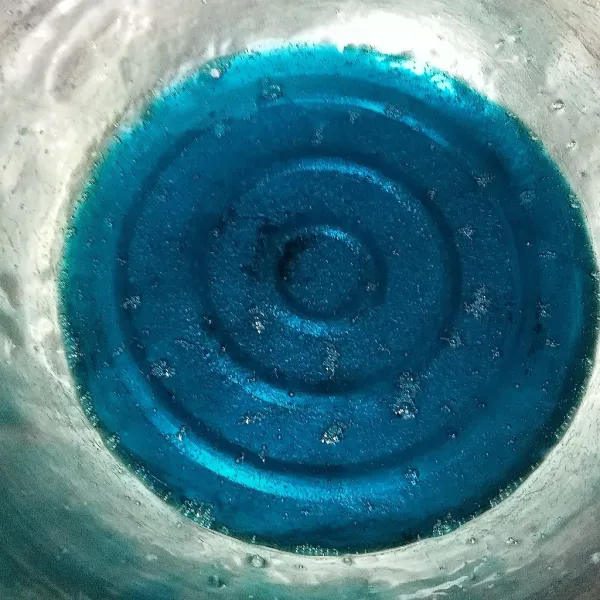 Masak bahan sirup biru terlebih dahulu. Masak hingga mengental dan air menyusut.
