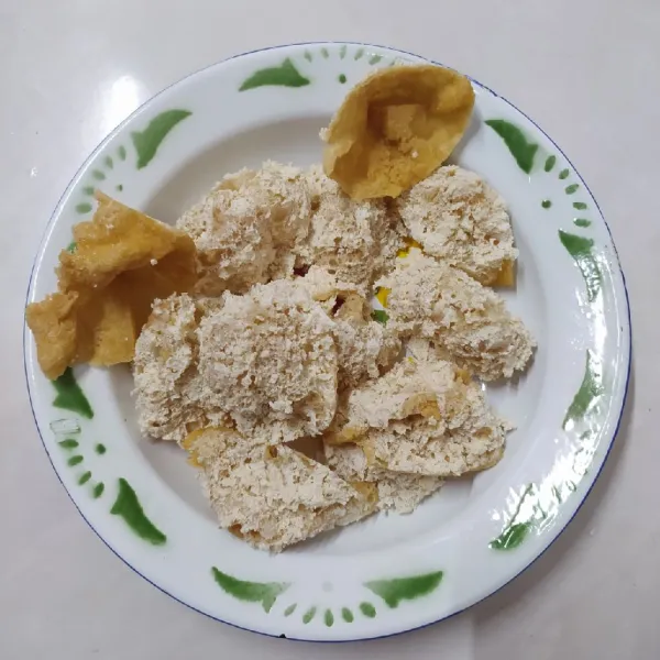 Balik tahu sehingga posisi luar berada di dalam. 
Bagian dalam tahu diambil buat campuran isi.