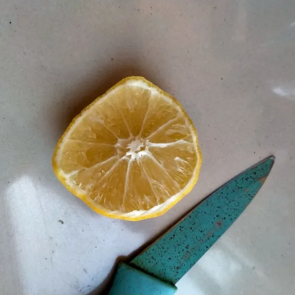 Iris lemon, lalu peras di dalam cup.