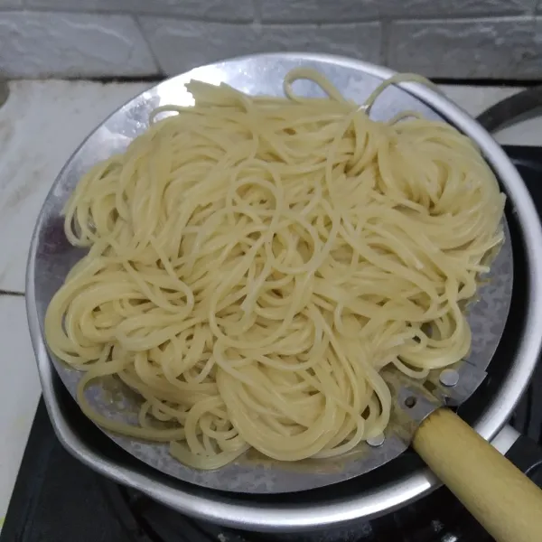 Rebus spaghetti hingga matang, angkat lalu tiriskan. Beri sedikit minyak agar tidak menempel satu sama lain.