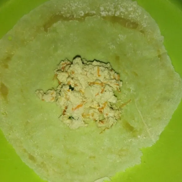 Panaskan minyak goreng, jika sudah panas, kecilkan api, lalu ambil 1 lembar dan isi dengan adonan tahu. Kira-kira sebanyak 1 sdm munjung, lalu lipat seperti amplop.