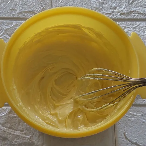 Dalam wadah campur butter, gula halus dan vanili. Kocok sebentar dengan whisk hingga tercampur rata dan creamy.