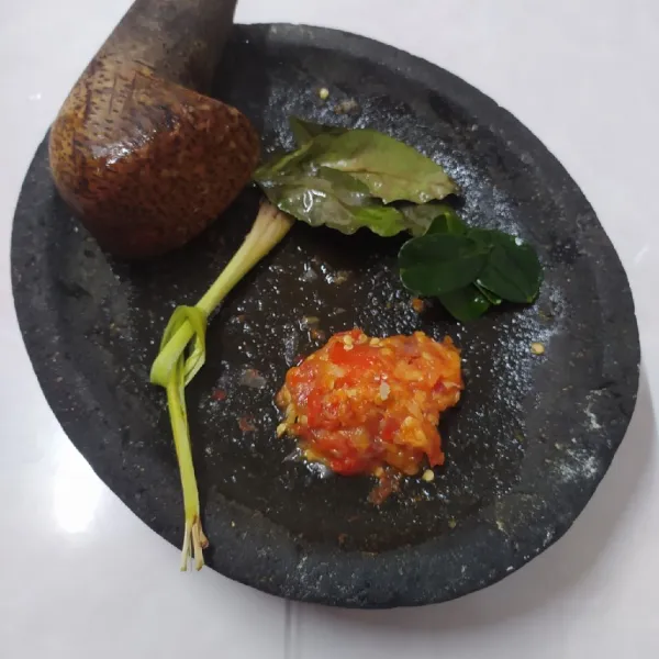 Uleg semua bahan bumbu halus.