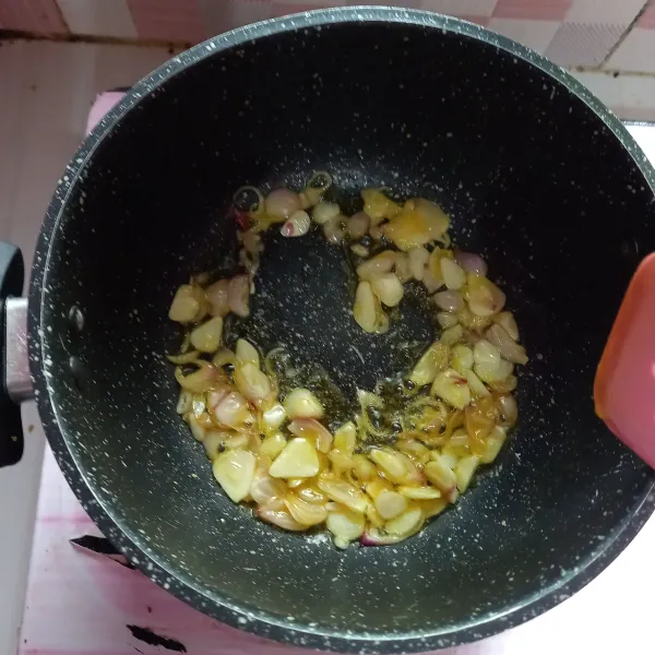 Panaskan minyak, tumis bawang merah dan bawang putih hingga harum