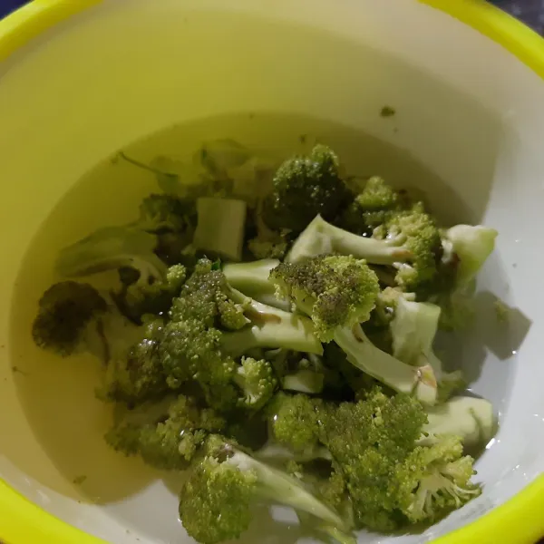 Potong brokoli sesuai kuntum lalu cuci dan rendam dengan air garam sebentar.