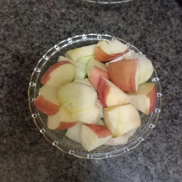 Siapkan potongan apel dan jambu batu kristal.