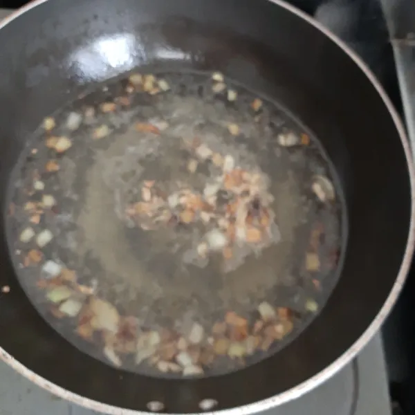 Siangi bawang bombay dan putih lalu potong dan geprek, masukkan ke dalam panci yang sudah diberi minyak dan dipanaskan, beri air.