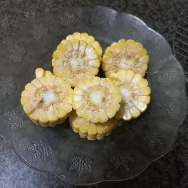 Potong jagung manis.