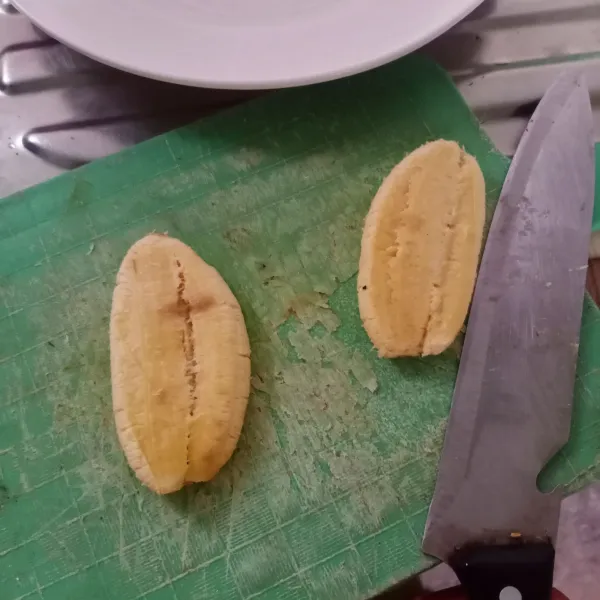 Pipihkan pisang menggunakan pisau.