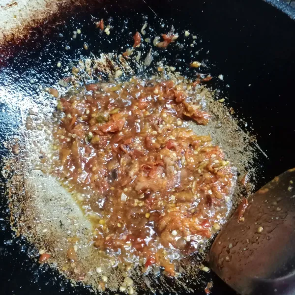 Panaskan minyak sisa menggoreng bumbu tadi. Masukkan bumbu yang sudah dihaluskan. Bumbui dengan garam, gula merah dan kaldu bubuk. Cek rasa.