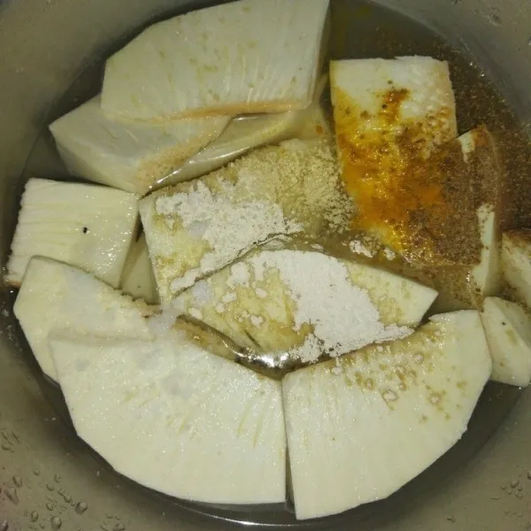 Tambahkan bawang putih bubuk, garam, kaldu bubuk, ketumbar bubuk dan kunyit bubuk.