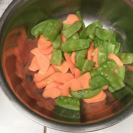 Siapkan kapri dan wortel. Potong-potong sesuai selera.