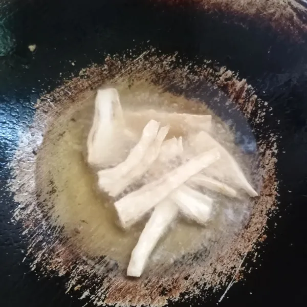Setelah kering, goreng dalam minyak panas sampai kecokelatan.