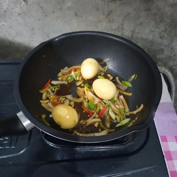 Tambahkan irisan daun bawang. Aduk dan koreksi rasa. Masak dengan api sedang sampai air menyusut.