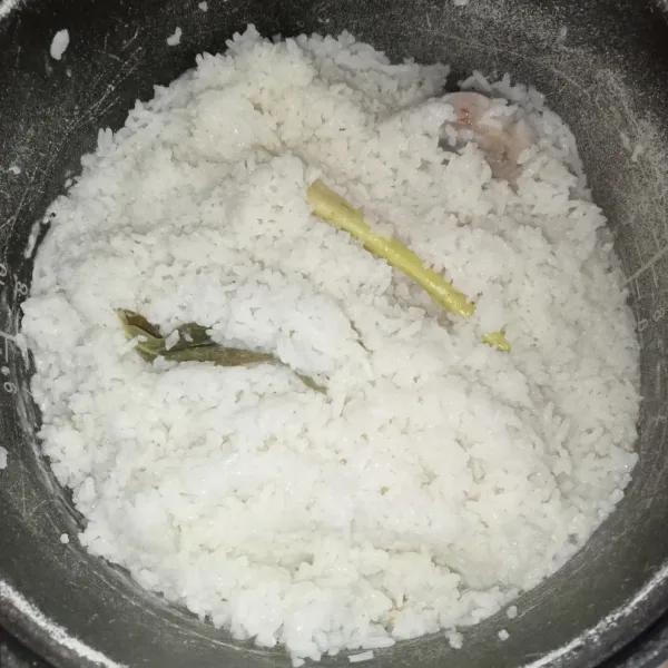 Masak hingga nasi matang seperti memasak nasi biasanya.