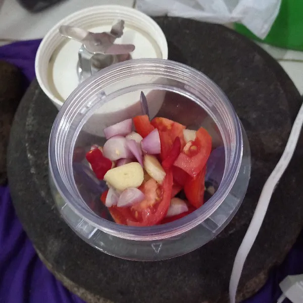 Blender halus bawang merah, bawang putih, tomat, cabe merah, kemiri, lengkuas tambahkan air.