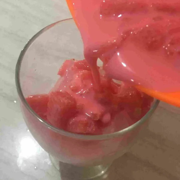 Tuangkan es semangka indianya kedalam gelas dan siap disajikan.