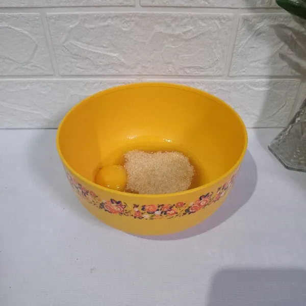 Masukkan telur dan gula pasir ke dalam bowl. Kocok sampai gula larut.
