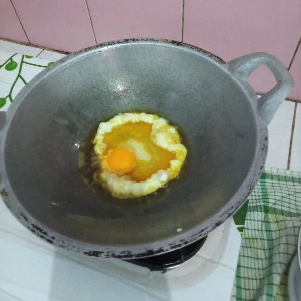 Ceplok telur satu per satu kemudian sisihkan.