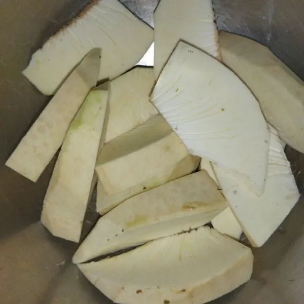 Siapkan sukun, kupas lalu sisihkan bagian tengahnya, lalu potong-potong sesuai selera.