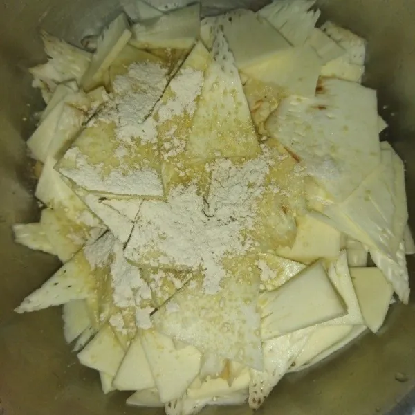 Lalu bilas sukun beberapa kali hingga bersih, lalu bumbui dengan garam, kaldu bubuk dan bawang putih bubuk, aduk rata.