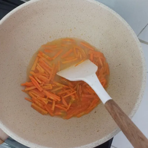 Masukkan wortel, beri sedikit air hingga wortel empuk.