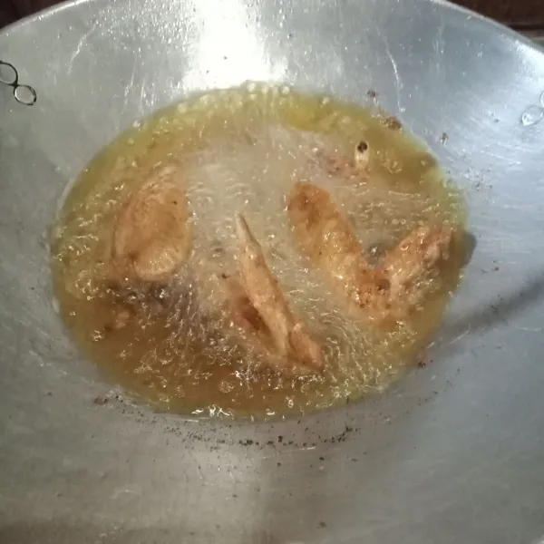 Goreng ayam yang sudah dimarinasi hingga matang.