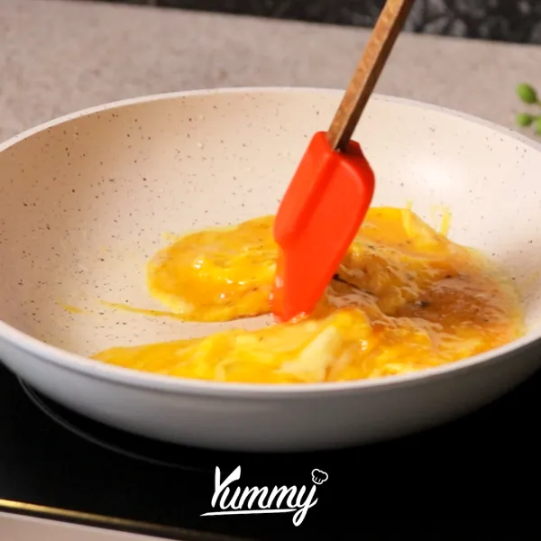 Aduk-aduk telur dengan sumpit hingga ¾ matang dan masak hingga telur matang, sisihkan.