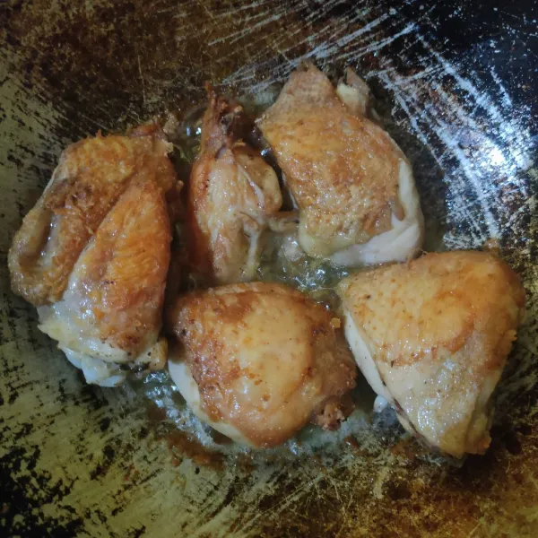 Marinasi ayam dengan garam dan lada bubuk. Diamkan selama 10 menit, lalu goreng hingga matang.