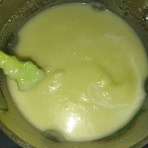 Lalu blender santan dan kentang hingga halus.