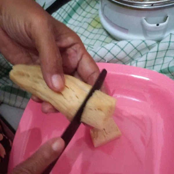 Potong-potong tape menjadi bagian kecil, tata di piring saji dan siram dengan unti kelapa, siap disajikan.