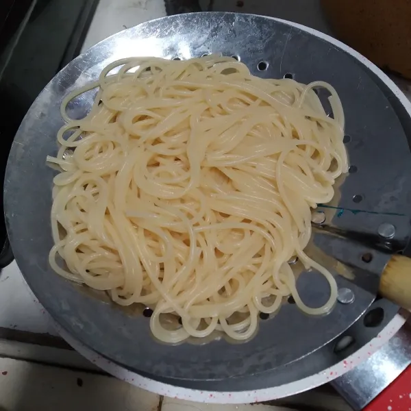 Rebus spaghetti hingga matang, angkat lalu tiriskan.
