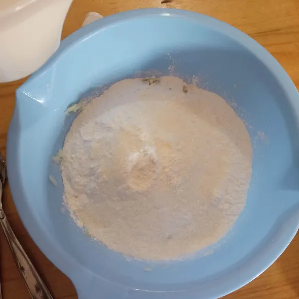 Kulit : Campur tepung ketan, gula, garam dan kentang kukus yang sudah ditumbuk halus.