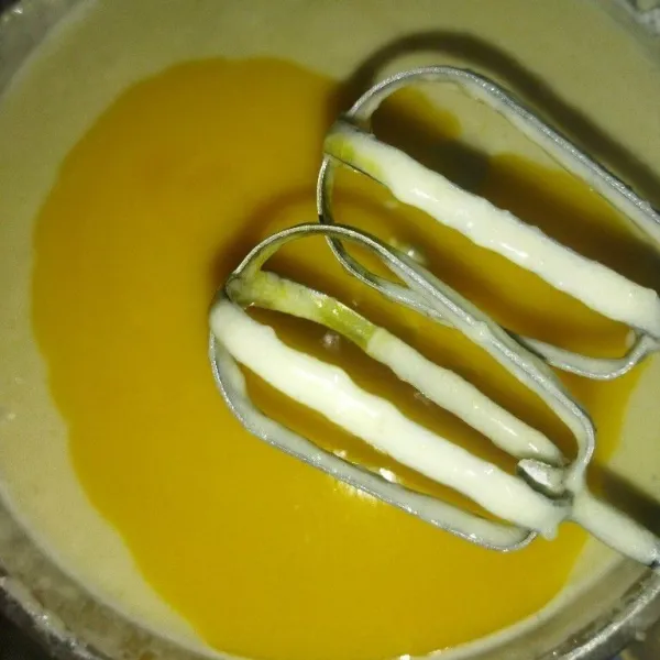Tambahkan tepung terigu, masukkan tepung terigu sambil diayak, mixer hingga tercampur rata, masukkan margarin yang sudah dilelehkan, mixer kembali hingga tercampur rata.