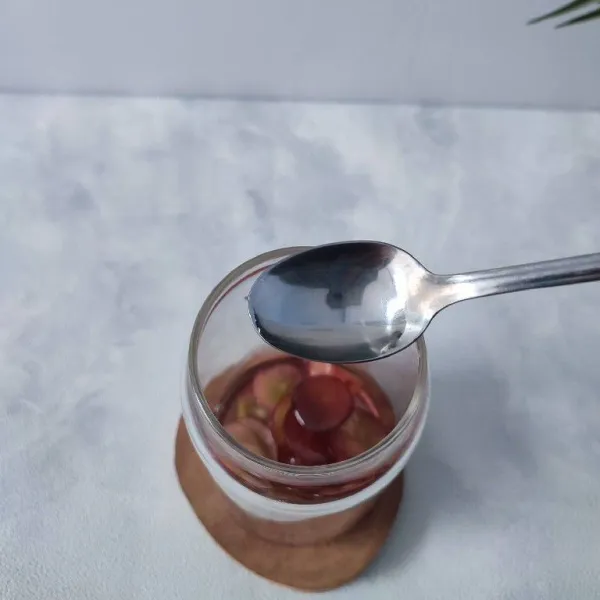 Tambahkan air gula.