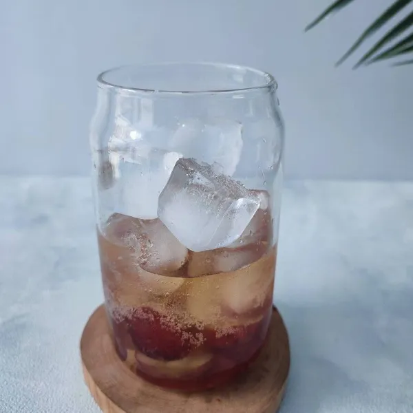 Masukkan es batu sampai ¾ tinggi gelas atau sesuai selera.