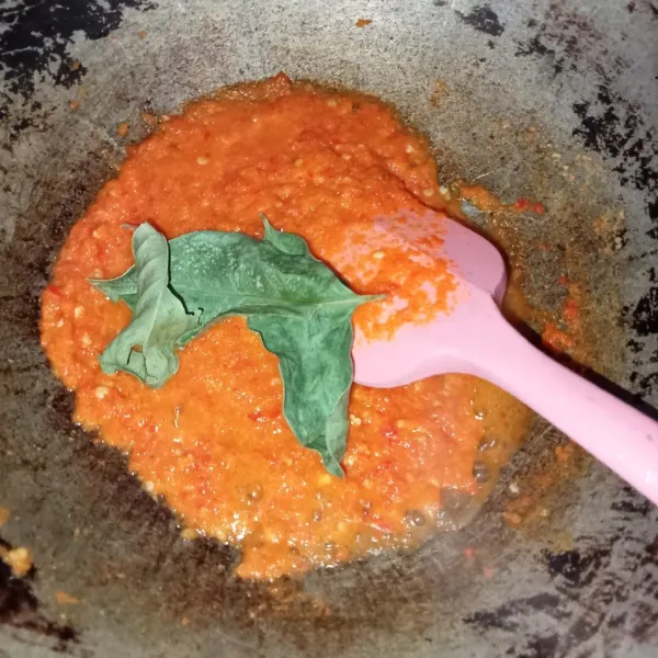 Masukkan ke dalam blender bumbu kemudian haluskan dan tumis bumbu hingga halus masukkan daun salam aduk rata lalu tambahkan olive oil secukupnya tumis bumbu hingga harum.