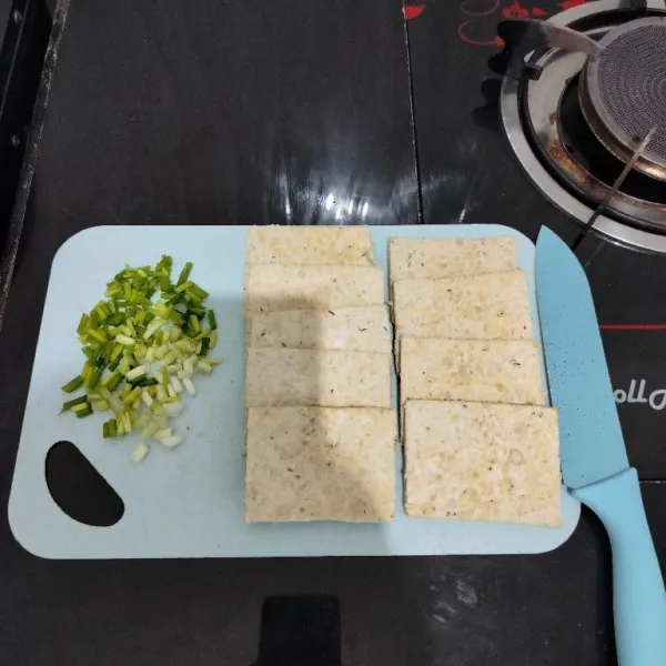 Iris tipis tempe menjes dan iris daun bawang.