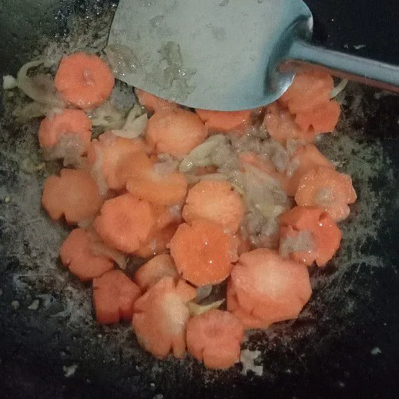 Masukkan wortel masak sebentar hingga sedikit lembut.