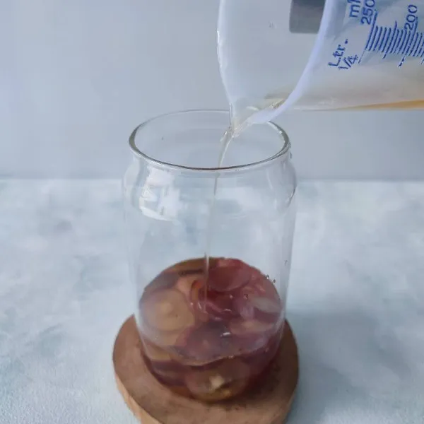 Kemudian tuang sirup apel.