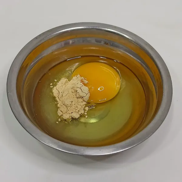 Kocok telur dengan shrimp powder.