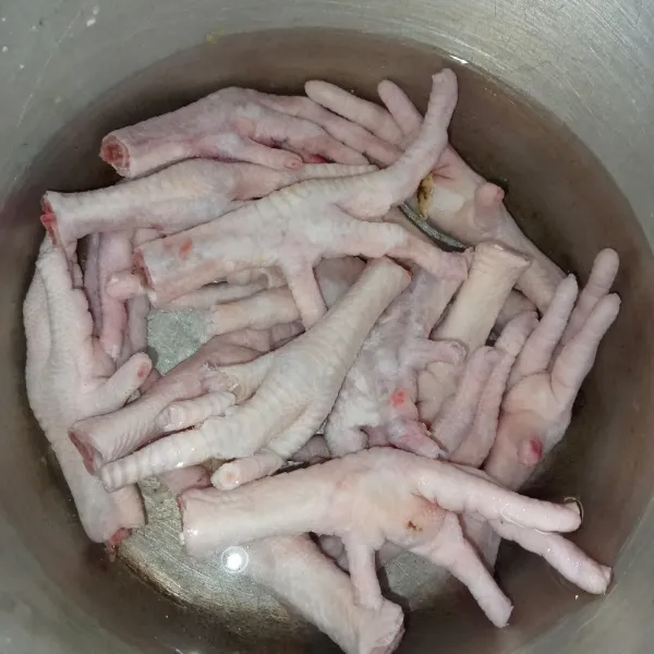 Rebus ceker selama 30 menit hingga ceker melunak lalu tiriskan.