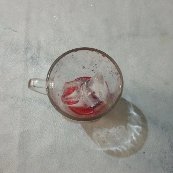 Masukkan simpel sirup dan es batu.