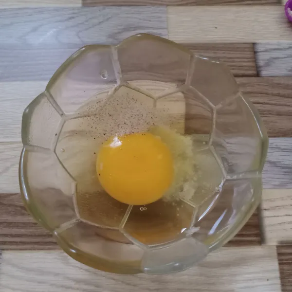 Dalam wadah masukkan telur, garam, kaldu jamur dan lada bubuk. Kemudian kocok rata.