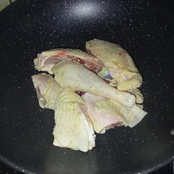 Potong-potong ayam dan taruh di wajan.
