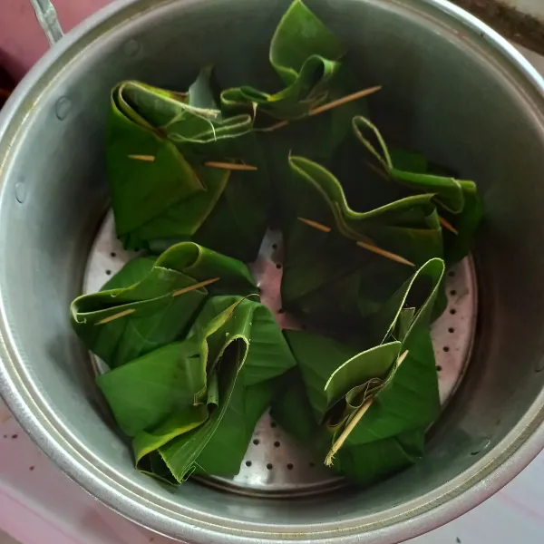 Kukus pepes ayam selama 30 menit, setelah matang angkat dan sajikan.