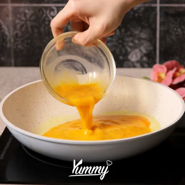 Nyalakan kompor dengan api kecil, kemudian lelehkan mentega. Lalu kocok telur dalam wadah dan tuangkan ke atas panci.