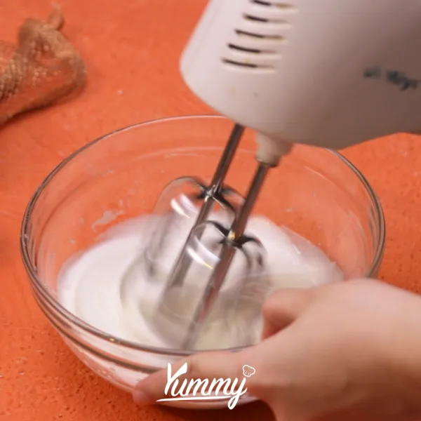 Masukkan putih telur ke dalam wadah terpisah, tambahkan gula pasir dan mixer dengan kecepatan sedang hingga mengembang dan setengah kaku.
