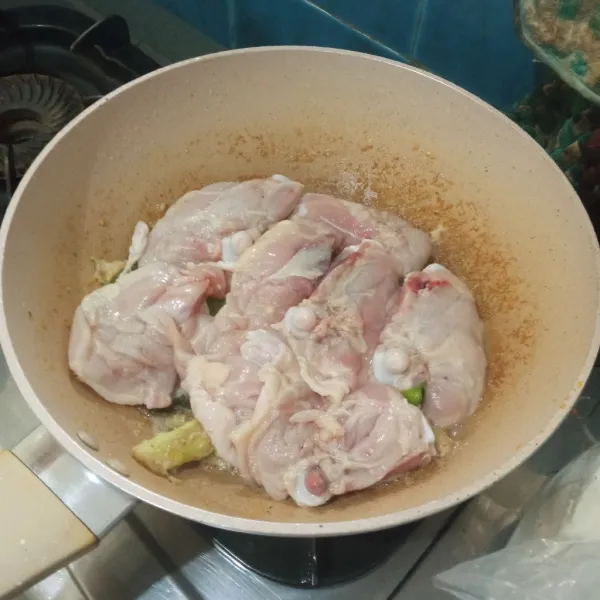 Masukkan ayam dengan kulit dibagian bawah